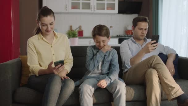 Genç Ebeveynlerinden Ilgi Bekleyen Küçük Çocuk Teknoloji Bağımlısı Ebeveynlerinin Içinde — Stok video