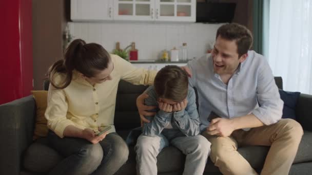 Ein Junges Paar Tröstet Seinen Traurigen Kleinen Sohn Wohnzimmer Seines — Stockvideo