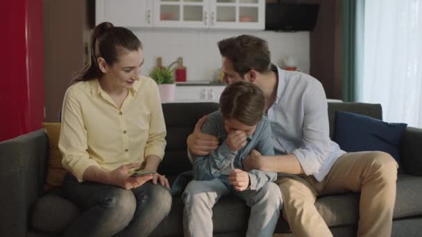 Kleiner Junge Der Seinen Vater Muttertag Mit Einem Geschenk Überrascht — Stockvideo