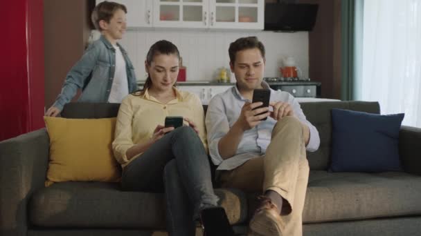 Šťastná Rodina Usmívá Kameru Mladí Rodiče Dívají Své Účty Sociálních — Stock video