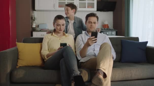 Het Echtpaar Besteedt Tijd Aan Hun Telefoon Zonder Met Elkaar — Stockvideo