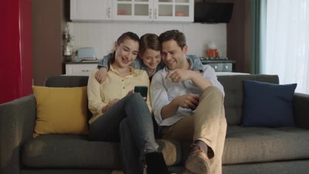 Technologie Verslaafde Familie Die Plezier Hebben Met Smartphone Happy Volwassen — Stockvideo