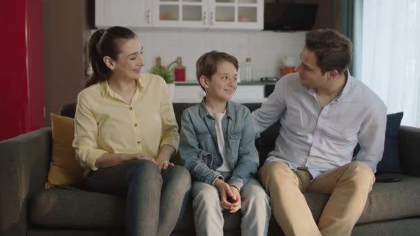 Familia Sonriente Descansando Sofá Hablando Entre Feliz Familia Caucásica Sentada — Vídeos de Stock
