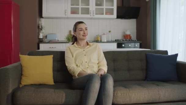 Bezstarostná Žena Sedí Sama Pohodlné Sofa Moderní Hostitel Bez Stresu — Stock video