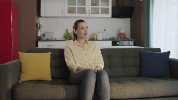 Bezstarostná Žena Sedí Sama Pohodlné Sofa Moderní Hostitel Bez Stresu — Stock video