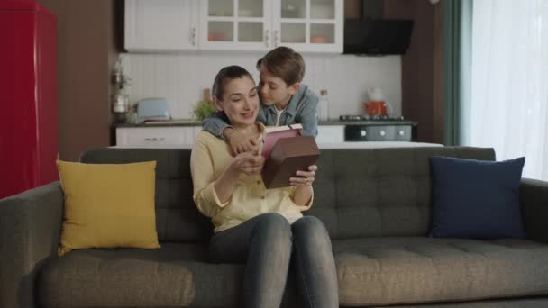 Mały Chłopiec Który Zaskakuje Ojca Prezentem Dzień Matki Szczęśliwego Rodzinnego — Wideo stockowe