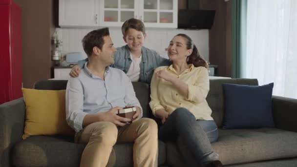 Feliz Retrato Família Menino Dando Aniversário Presente Dia Pai Para — Vídeo de Stock