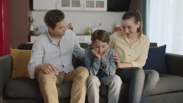 Preoccupati Giovane Madre Padre Confortando Loro Triste Figlioletto Casa Famiglia — Video Stock