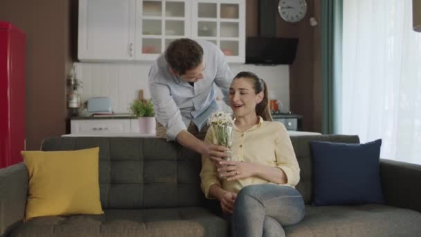 Mladý Muž Překvapil Svou Přítelkyni Tím Koupil Květiny Valentýna Mladý — Stock video