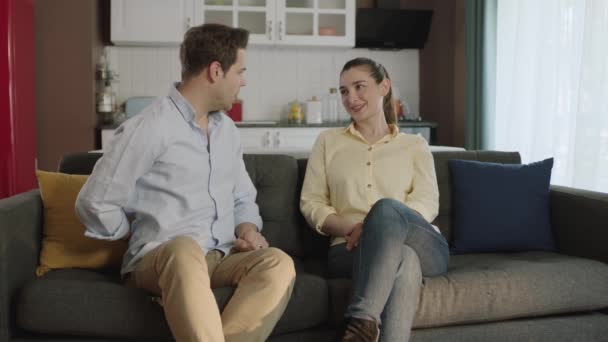 Dia Dos Namorados Jovem Surpreende Sua Esposa Que Está Sentada — Vídeo de Stock