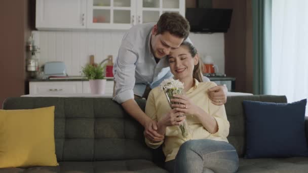 Молодой Человек Удивил Свою Девушку Купив Цветы День Святого Валентина — стоковое видео
