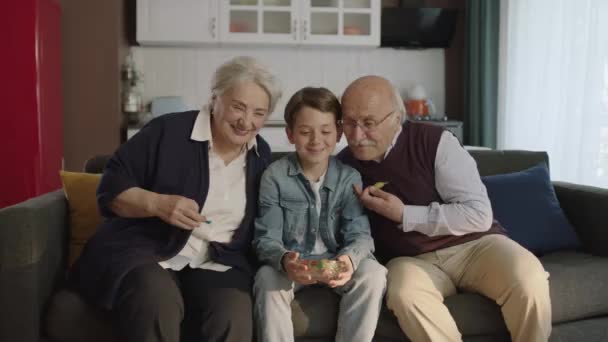 Kleine Jongen Bezoekt Zijn Grootouders Kleine Jongen Eet Kleurrijke Snoepjes — Stockvideo