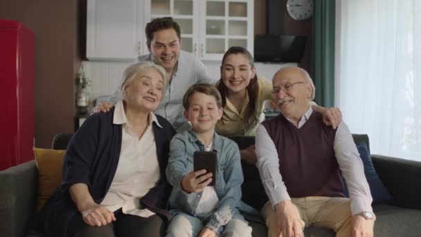 Szczęśliwego Rodzinnego Portretu Powolny Ruchmłoda Para Dziećmi Ich Syn Starsi — Wideo stockowe