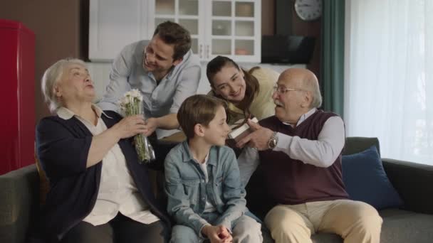 Glad Familjeporträtt Scen Där Ett Ungt Par Ger Blommor Och — Stockvideo