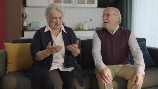 Γέρος Παρηγορεί Θλιμμένη Γυναίκα Του Ένα Ηλικιωμένο Ζευγάρι Κάθεται Στην — Αρχείο Βίντεο