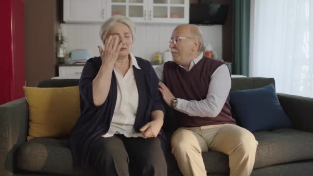 Oude Man Troostte Zijn Zielige Vrouw Een Bejaard Echtpaar Zat — Stockvideo