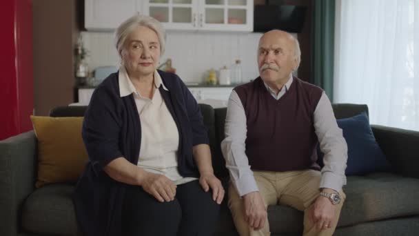 Ώριμο Ηλικιωμένο Ζευγάρι Που Κάθεται Στον Καναπέ Στο Σαλόνι Ηλικιωμένο — Αρχείο Βίντεο