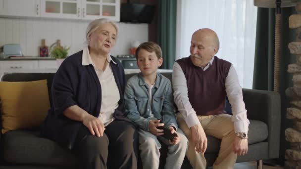 Ragazzo Che Visita Nonni Felice Coppia Anziana Seduta Sul Divano — Video Stock