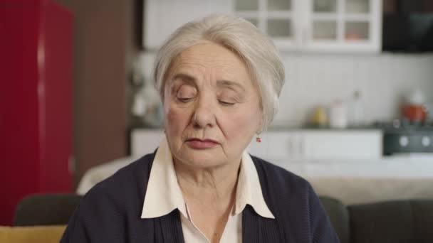 Przemyślana Staruszka Swoim Domu Domu Opieki Opieka Zdrowotna Dla Osób — Wideo stockowe