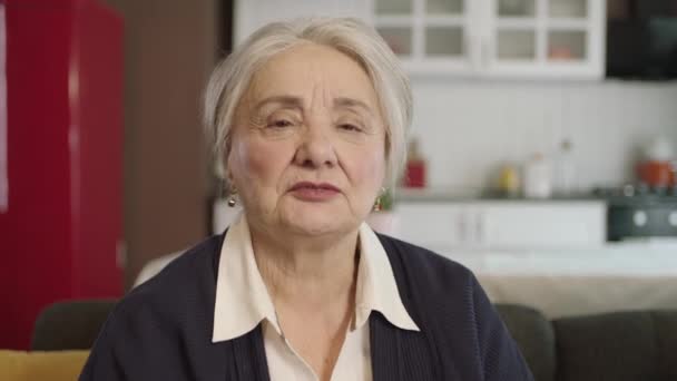 Pozorný Stará Žena Svém Domě Pečovatelský Dom Zdravotní Péče Pro — Stock video