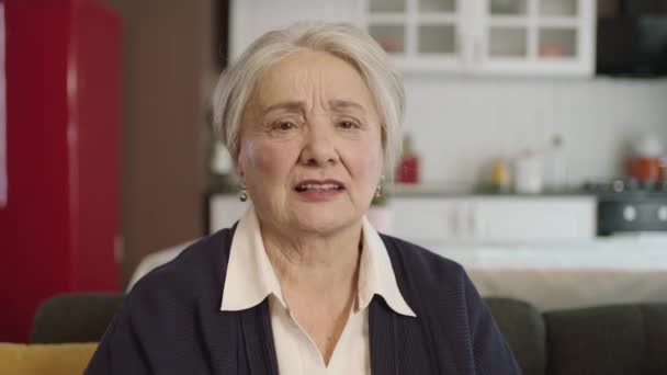 Nachdenkliche Alte Frau Seinem Haus Und Pflegeheim Gesundheitsdienste Für Ältere — Stockvideo