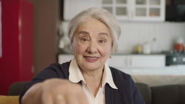 Portrét Člověka Který Sahá Kameře Stará Žena Natahuje Ruku Aby — Stock video