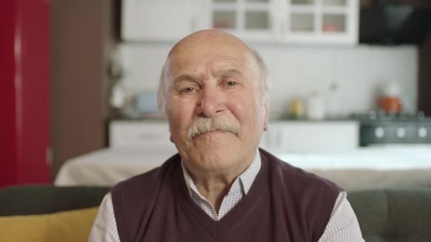 Portrét Lidské Ruky Ukazující Kameru Ruční Líbání Starý Muž Který — Stock video