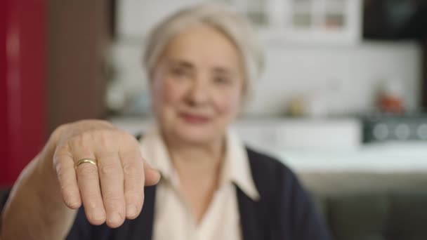 Portrét Lidské Ruky Ukazující Kameru Stará Žena Natahuje Ruku Aby — Stock video