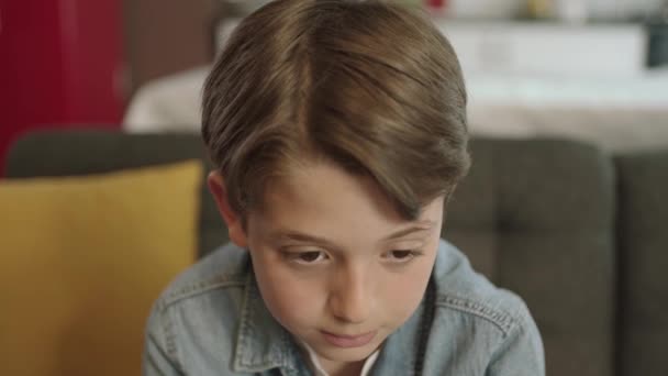 一个严肃的 沮丧的 淘气的孩子的头像 小男孩在学校有问题 — 图库视频影像