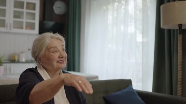 Çocuk Büyükannesinin Elini Öpüyor Bayramı Veya Anneler Gününü Kutluyor Ziyafet — Stok video