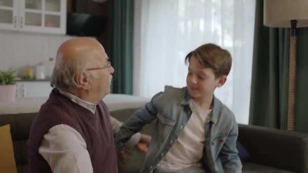 Niño Pequeño Que Vino Visitar Abuelo Viejo Viejo Lindo Con — Vídeos de Stock