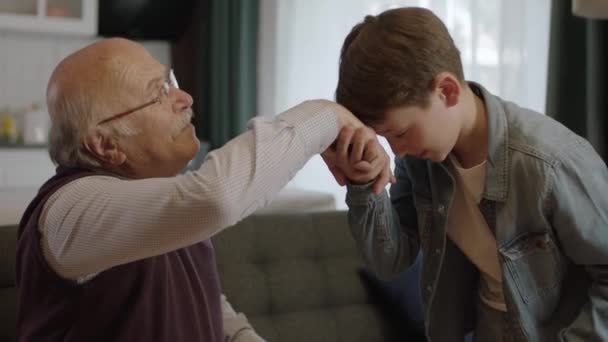 Παιδί Φιλάει Χέρι Του Παππού Του Γιορτάζει Eid Ημέρα Του — Αρχείο Βίντεο