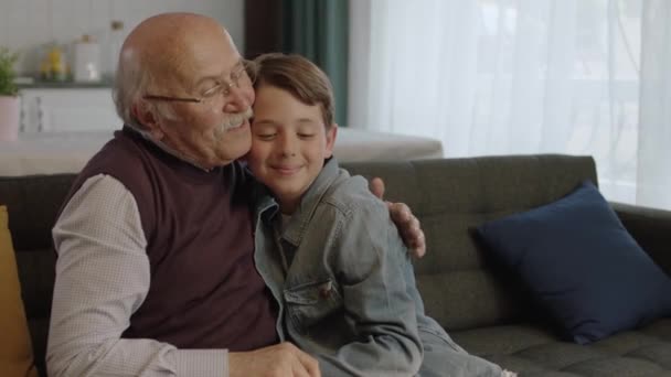 Malý Chlapec Který Přišel Navštívit Svého Starého Dědu Roztomilý Starý — Stock video