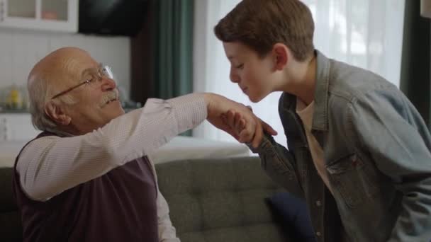 Çocuk Büyükbabasının Elini Öper Bayram Babalar Gününü Kutlar Bir Çocuk — Stok video