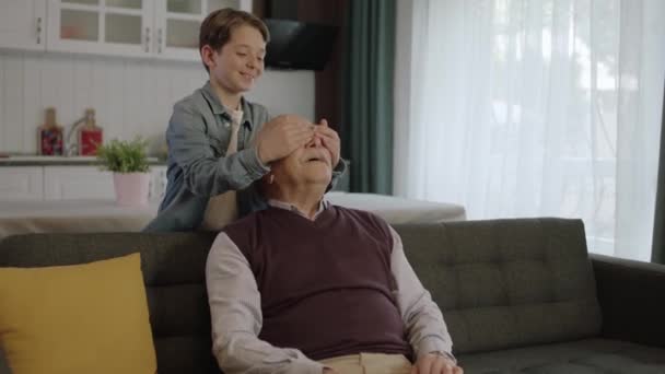 Birbirlerine Sarılırlar Mutlu Büyükbaba Torunu Konsepti Çocuk Yaşlı Büyükbabasına Yaklaşır — Stok video