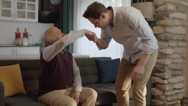 Ένας Άνδρας Που Φιλάει Χέρια Του Πατέρα Του Γιορτάζει Τις — Αρχείο Βίντεο