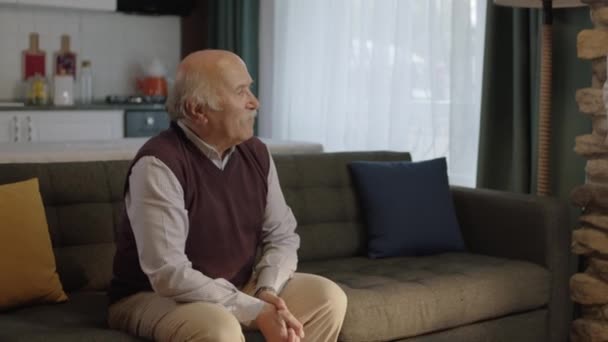 Üzgün Yaşlı Adam Koltuğunda Yalnız Başına Oturuyor Endişeli Yaşlı Adam — Stok video