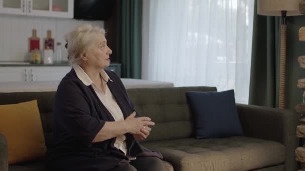 Donna Anziana Triste Sola Casa Donna Anziana Preoccupata Persa Nel — Video Stock