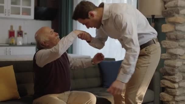 Ένας Άνδρας Που Φιλάει Χέρια Του Πατέρα Του Γιορτάζει Τις — Αρχείο Βίντεο