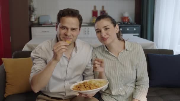Konceptet Att Roligt Tillsammans Två Förälskade Par Tittar Komedin Serien — Stockvideo