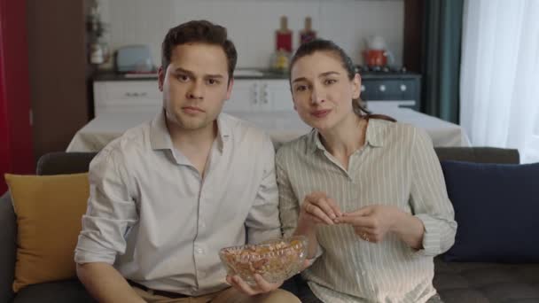 Ett Ungt Par Tittar Medan Äter Blandade Nötter Kvinna Och — Stockvideo