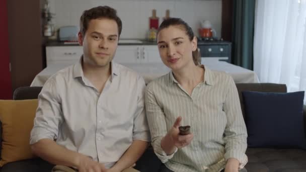 Mladí Manželé Dívají Televizi Baví Spolu Gauči Domácím Pokoji Žena — Stock video