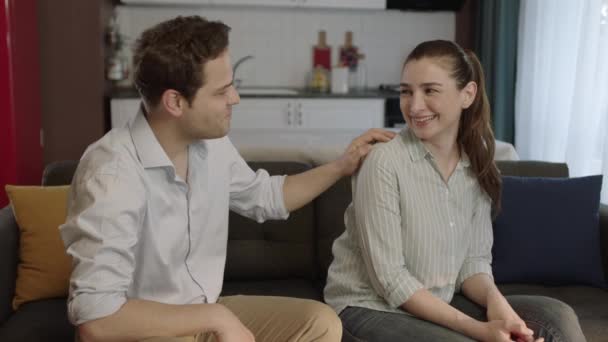Mladý Pár Mluví Pohovce Vtipkuje Spolu Směje Baví Good Vypadající — Stock video