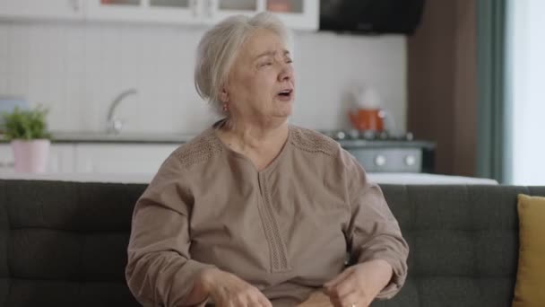 Porträt Der Alten Rentnerin Seniorin Weint Allein Auf Bequemem Sofa — Stockvideo