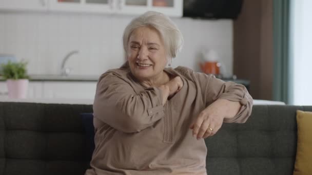 Alte Frau Mit Weißem Haar Fühlt Sich Kleidung Unwohl Unbequemes — Stockvideo