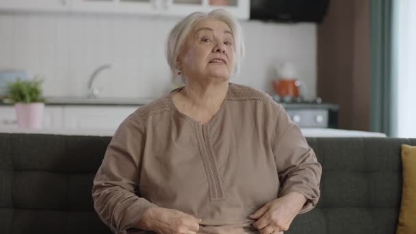 Yaşlı Güzel Emekli Kadın Portresi Oturma Odasında Rahat Bir Kanepede — Stok video