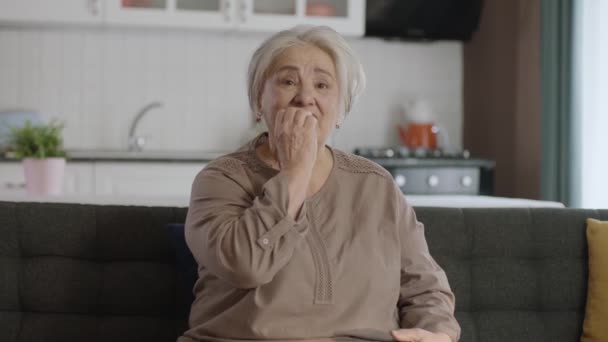 Непохитна Розлючена Стара Жінка Білим Волоссям Непохитна Розлючена Стара Жінка — стокове відео