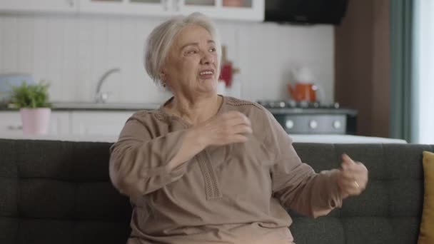 Stará Žena Bílými Vlasy Cítí Nepříjemně Oblečení Nepříjemné Oblečení Koncepce — Stock video
