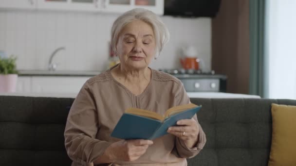 Idős Békés Otthon Olvasás Egy Könyvet Élvezi Szabadidejét Boldog Öregek — Stock videók