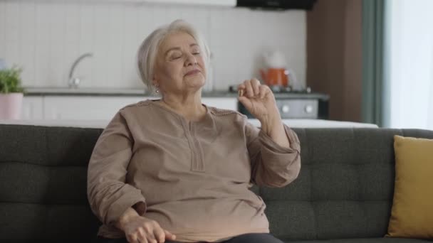 Eine Ältere Weißhaarige Frau Zeigt Auf Eine Tablette Auf Dem — Stockvideo